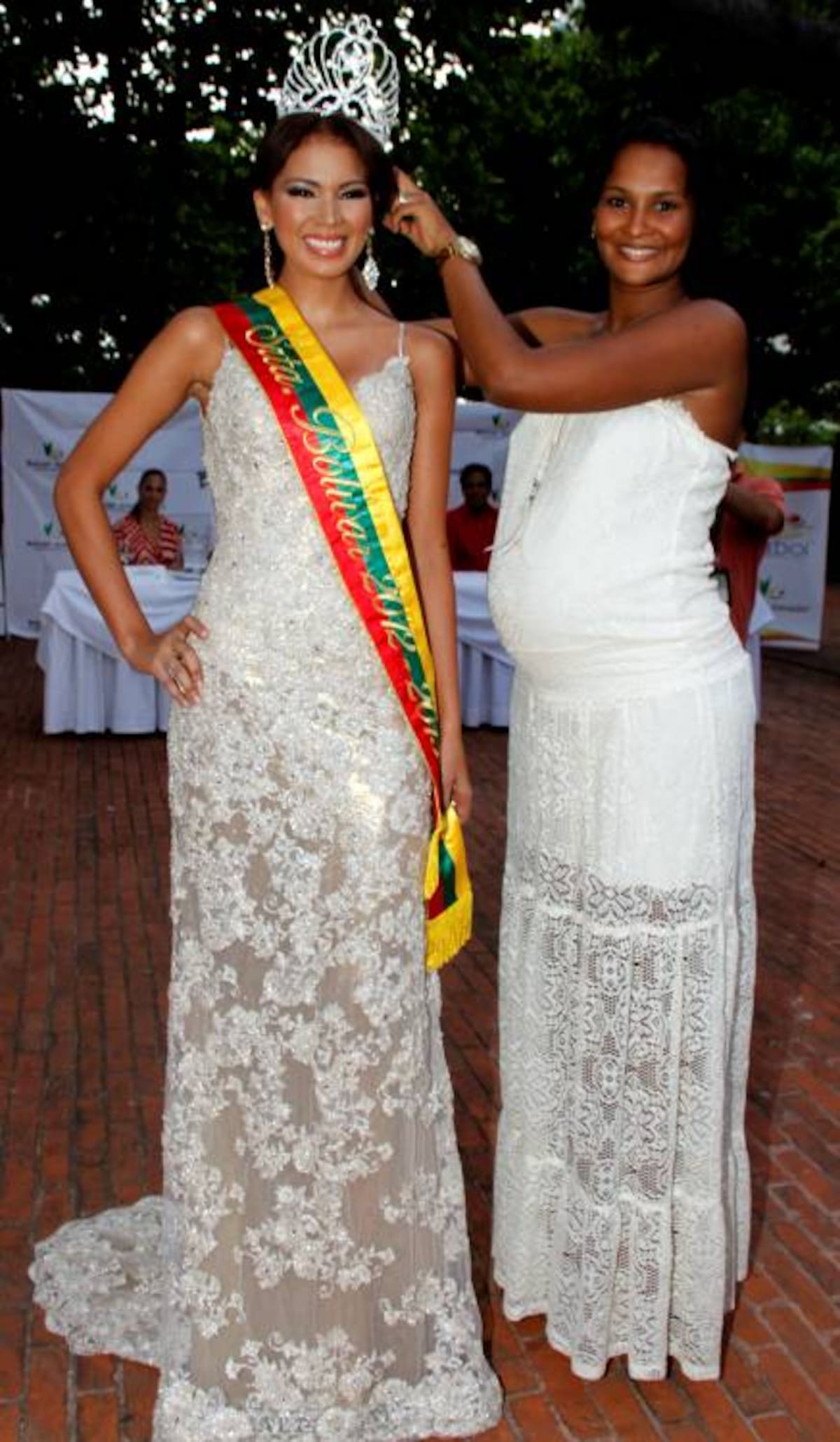 Jeimy Paola Vargas junto a Karen Mendoza, nueva Señorita Bolívar 2012. Maruja Parra /El Universal/