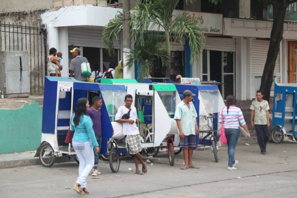 La no circulación de motocicletas en la ciudad deja el panorama despejado a los buses, a los taxistas y a los bicitaxis a quienes les aumenta el número de pasajeros. Rosa Maza