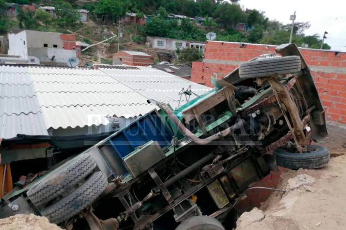 Se salva niña tras volcarse volqueta sobre su casa