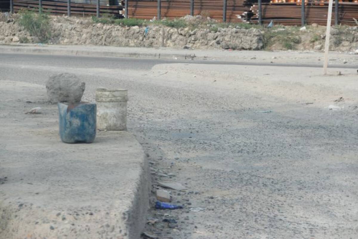 La calle es rellenada con escombro por parte de personas que piden monedas a los conductores que pasan para retribuir el trabajo de reparcheo artesanal Santiago Preciado Púa