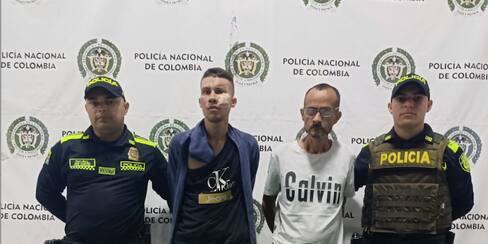 ‘El Tuerto’ y ‘El Vicha’ roban auto, Policía los persigue y los capturó