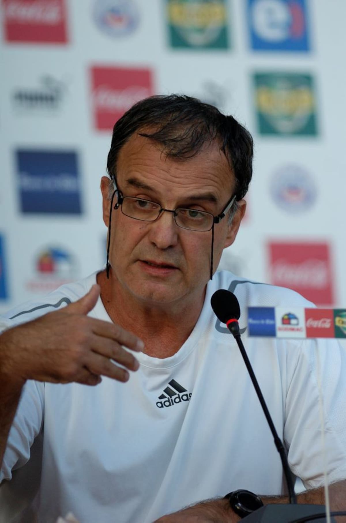 Marcelo Bielsa reconoció el trabajo de Ferguson al mando de Manchester United por 26 años. AP