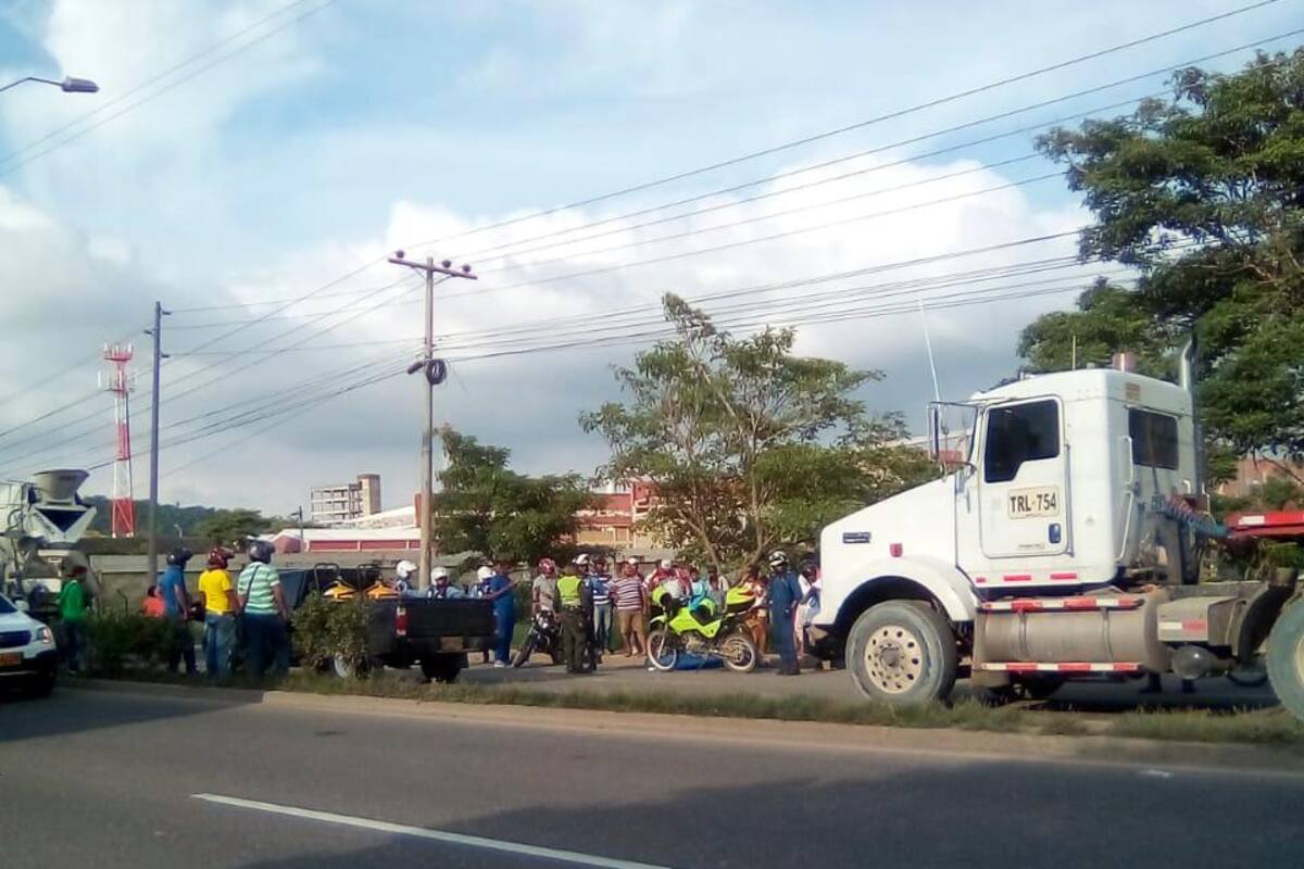 Iban en sus bicicletas y mueren arrollados