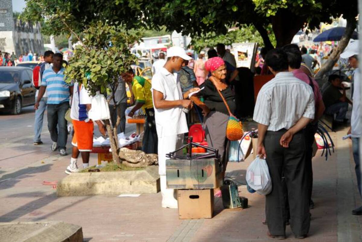 La Avenida Venezuela ha sido desde su despeje en 2005 una zona de disputa constante entre las autoridades y los vendedores informales, quienes se excusan en la falta de empleo para ejercer su actividad en sitios que se supone son de todos los cartageneros. JULIO CASTAÑO - EL UNIVERSAL