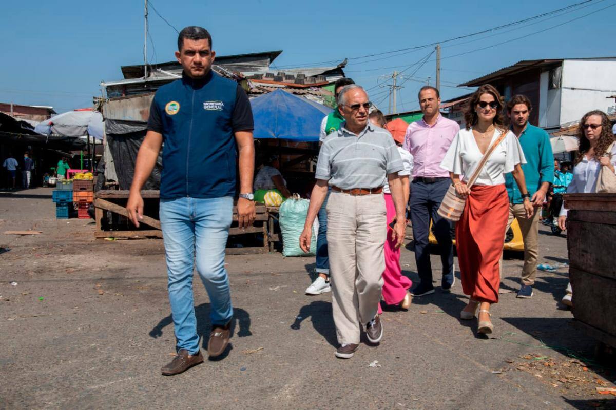 Funcionarios de la Alcaldía y de Findeter, durante el recorrido por el Mercado de Bazurto. // CORTESÍA