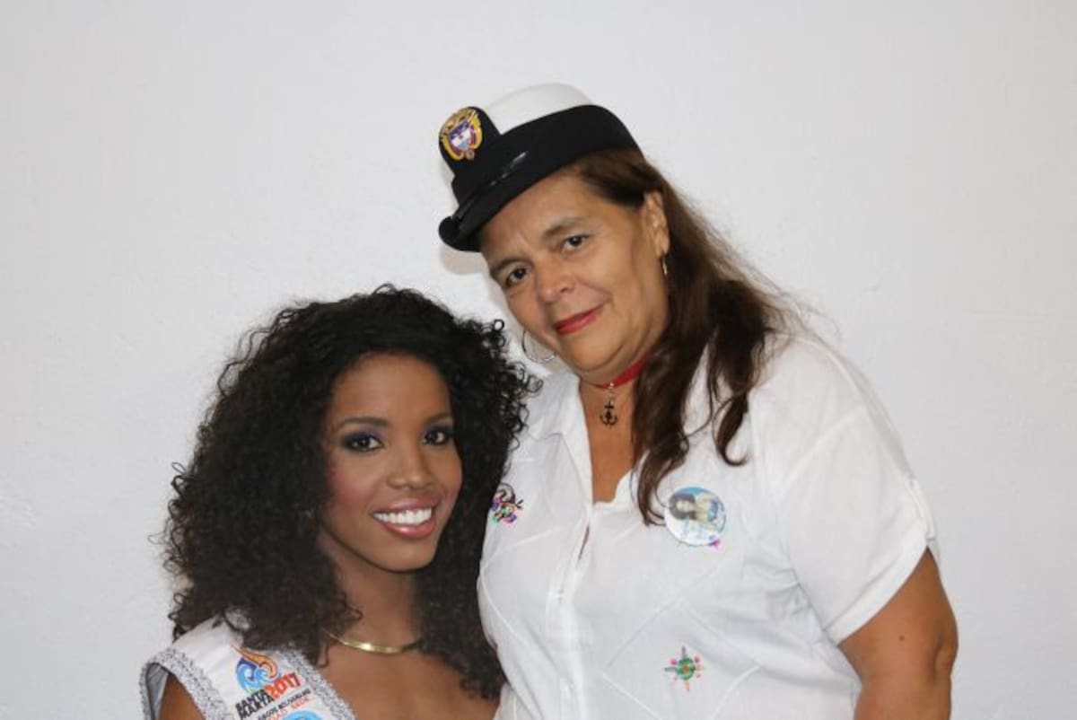 Junto a su mamá, Carmen Alicia Suárez. JULIE PARRA BENITEZ