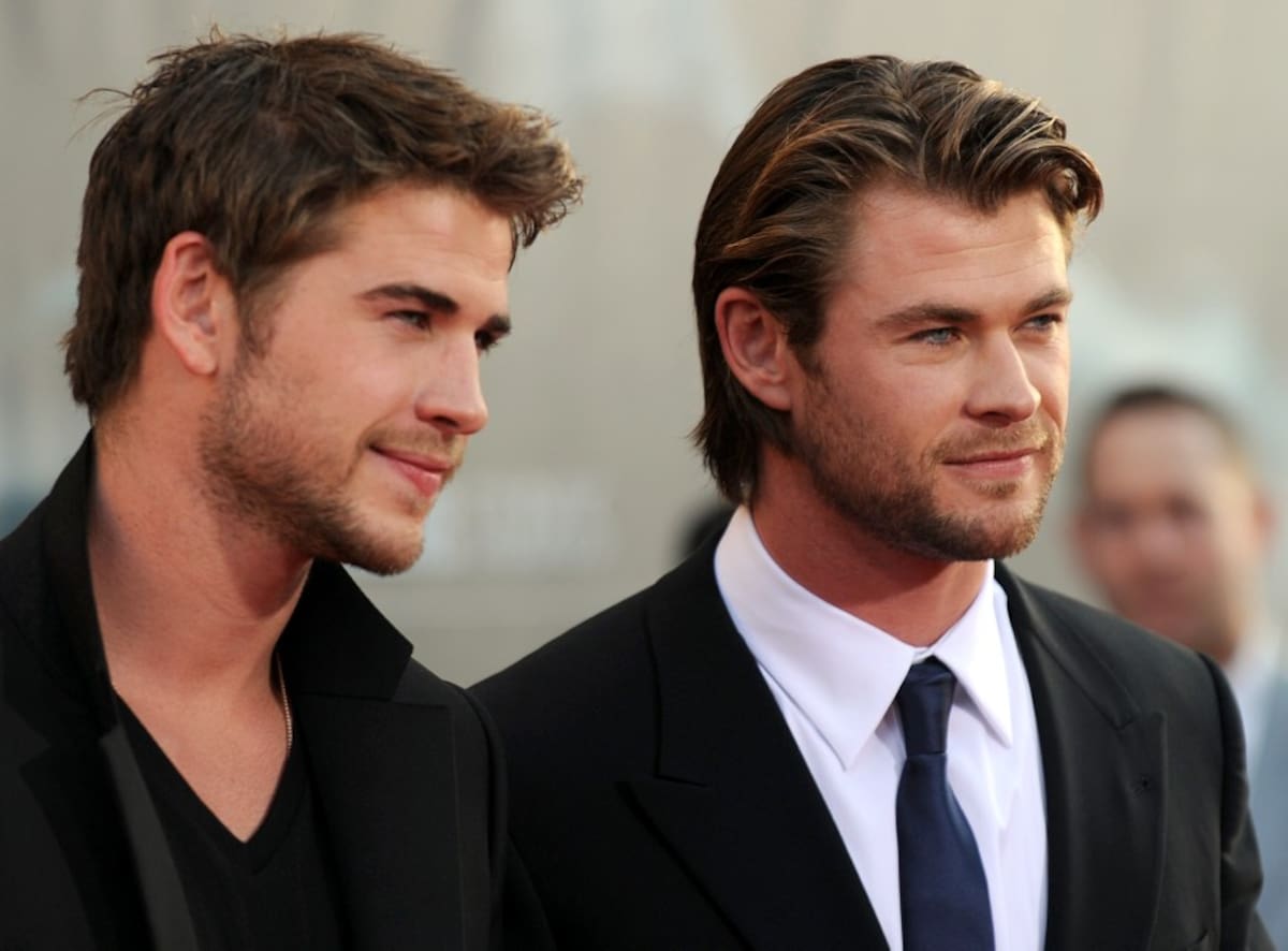 Chris Hemsworth junto a su hermano Liam (izquierda). AFP GABRIEL BOUYS
