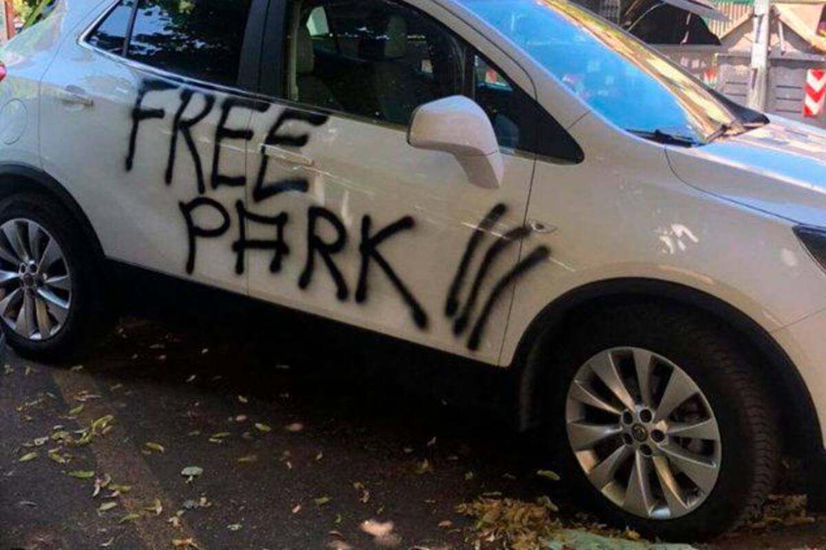 Buscan a un “justiciero” que pinta con espray coches mal aparcados