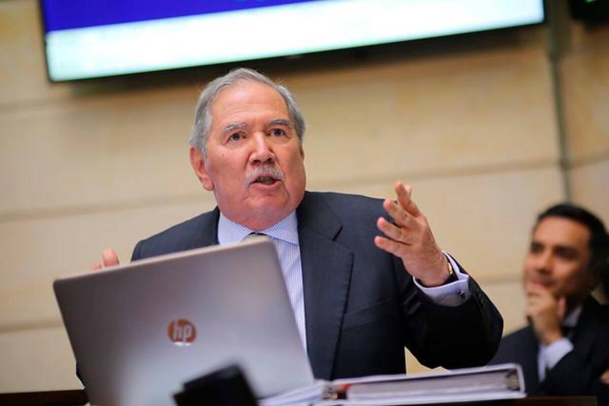 Con un respaldo político débil, Mindefensa enfrenta moción de censura