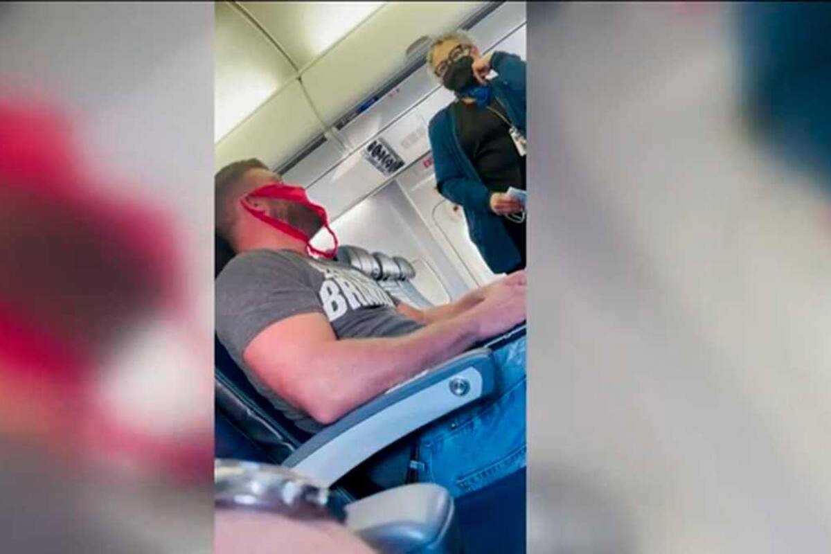 Hombre usaba una tanga como tapabocas y lo expulsan del avión