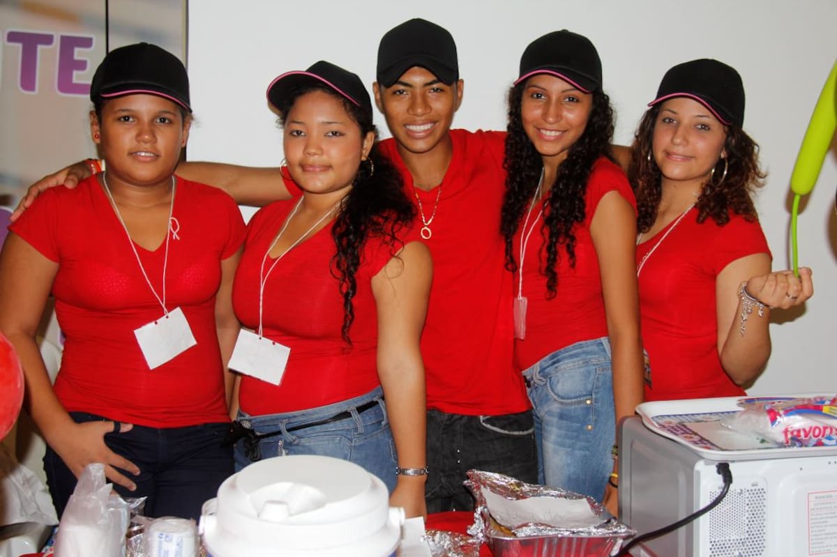 Gianelle Primo, María Camila León, Oddonel Meléndez, Julenis Borja y Katrin Vergara.