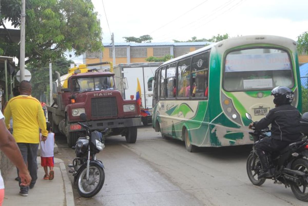 Los camel de la empresa Aguas de Cartagena habían dejado de circular por el barrio, pero ya volvieron, y generan molestias en los moradores. foto julio castaño