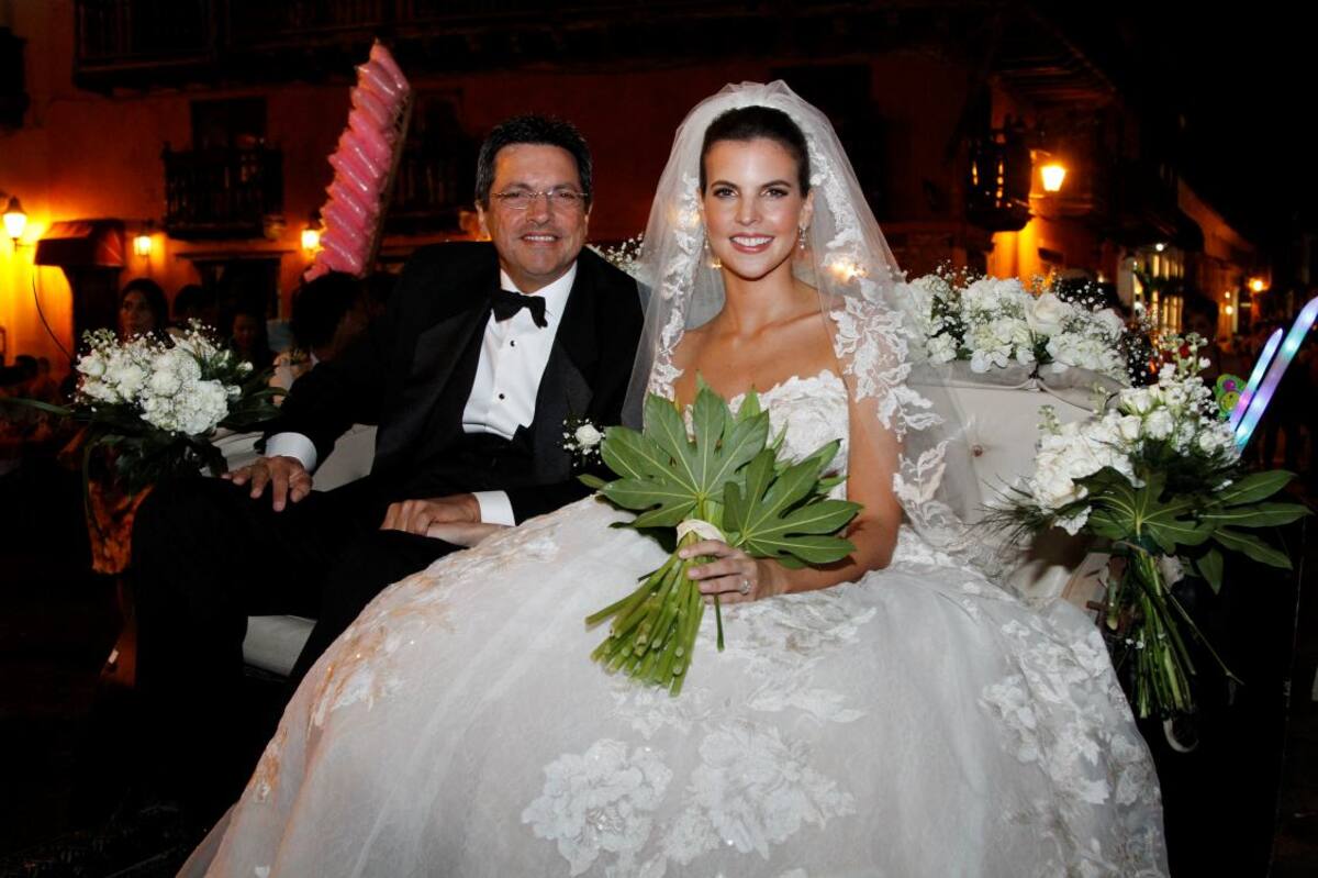 Natalia a su llegada a la iglesia, con su papá, Fuad Navarro.