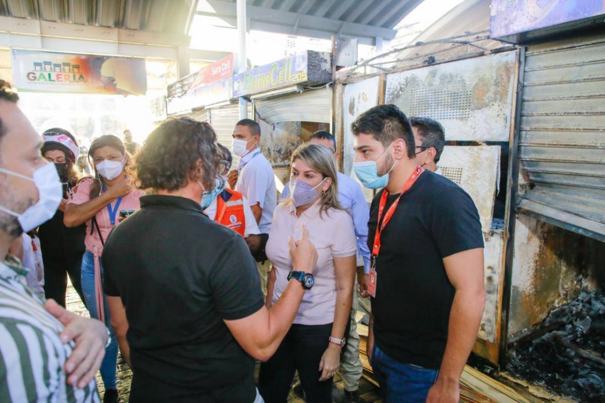 Alcaldía atiende a comerciantes afectados por incendio en Santa Marta