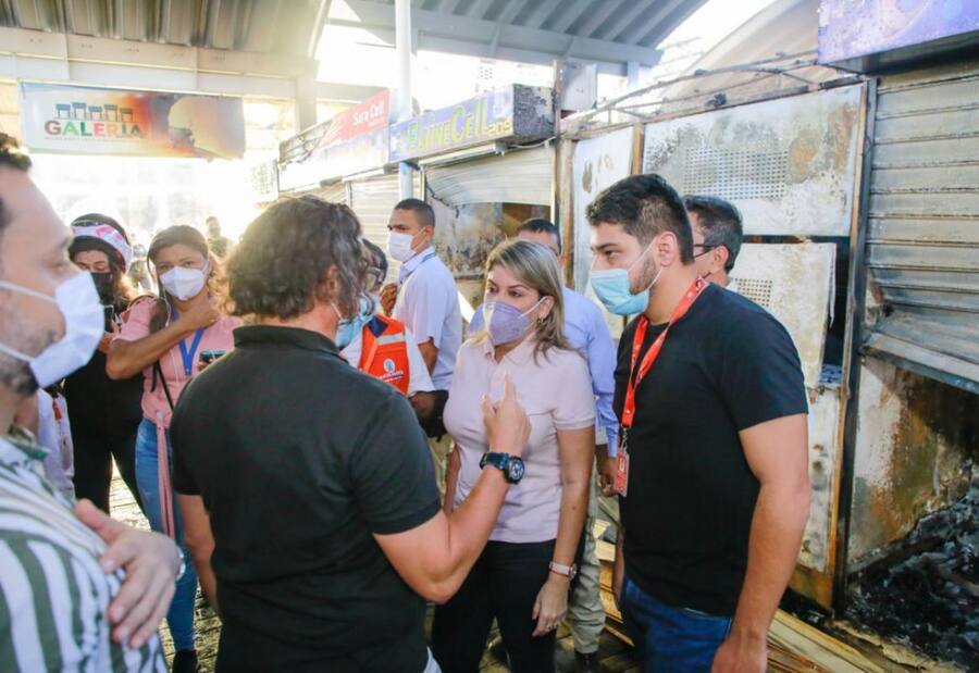 Alcaldía atiende a comerciantes afectados por incendio en Santa Marta