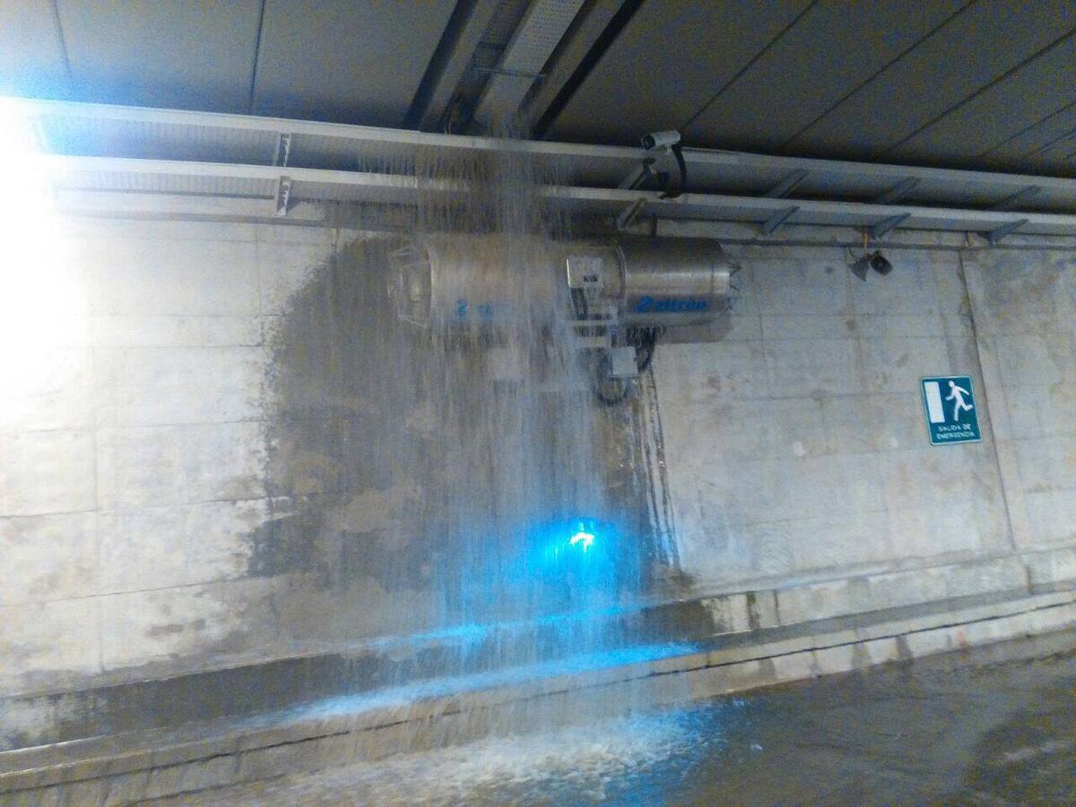 Un fuerte chorro de agua se observa bajando de la estructura del túnel. Cortesía