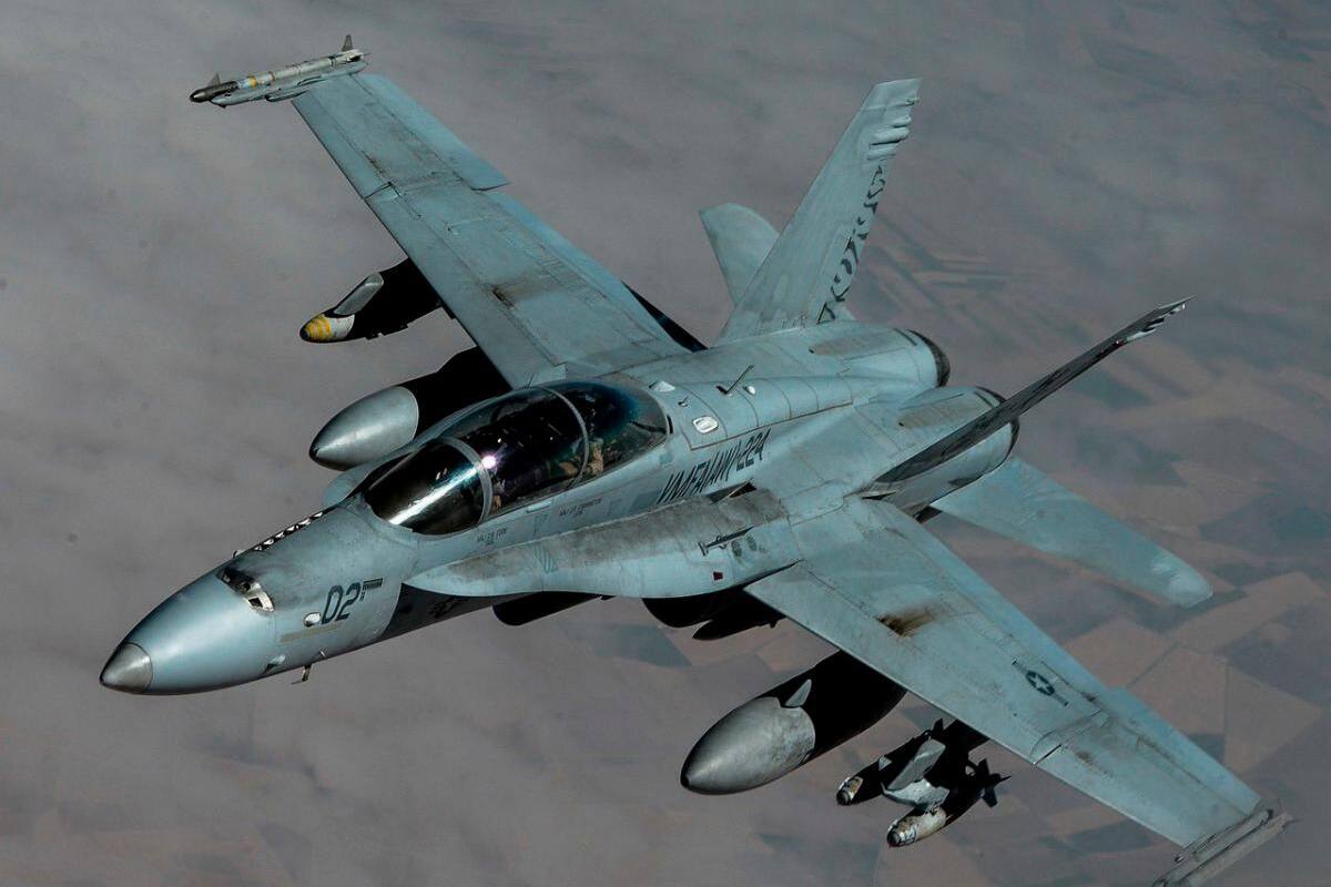 Un avión de combate se estrella cerca de una base militar