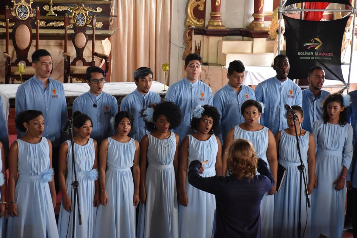 Coro Polifónico de Unibac, dirigido por el Maestro Fernando Carrillo, deslumbró al público en Mompox. Cortesía