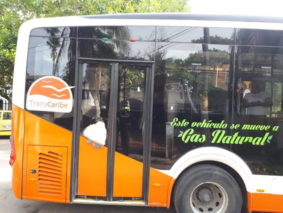 Así quedó la puerta del padrón de la ruta X104 Terminal de Transporte-Pedro Romero-Centro, atacado en La Candelaria. Cortesía