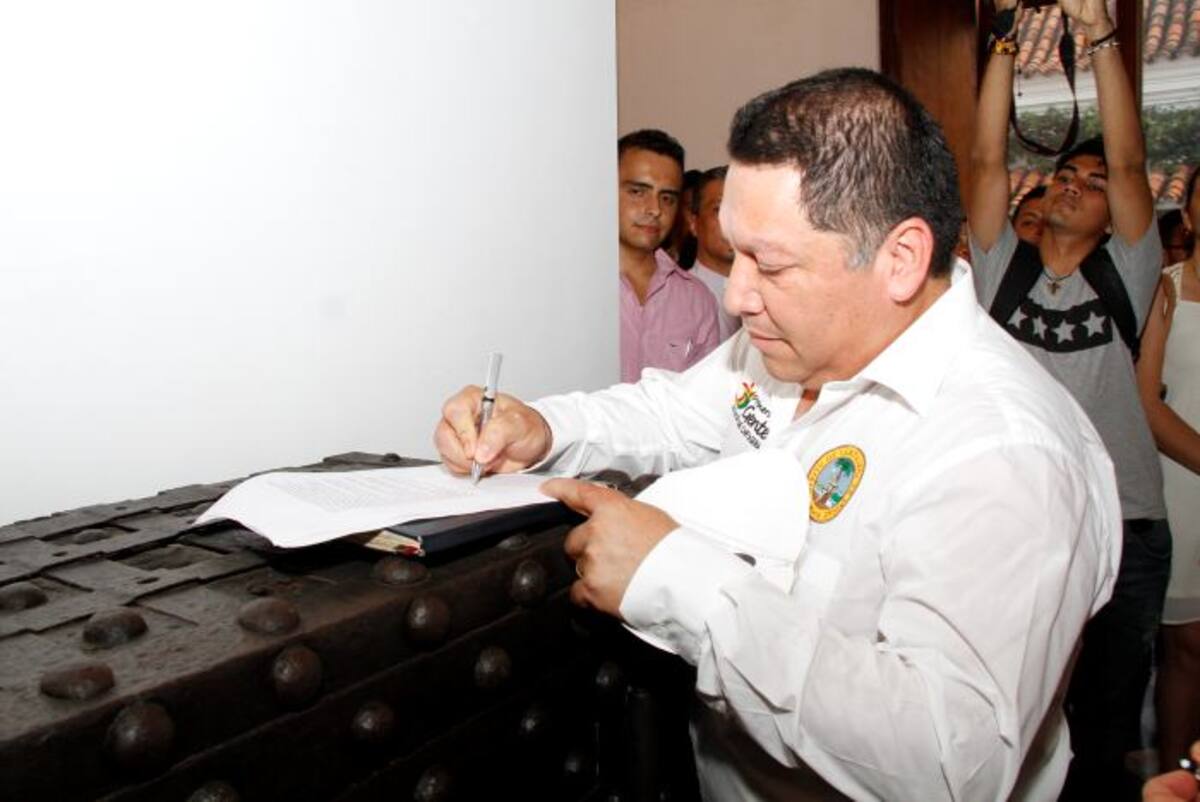 El mandatario local firmando el pacto cultural Maruja Parra/El Universal