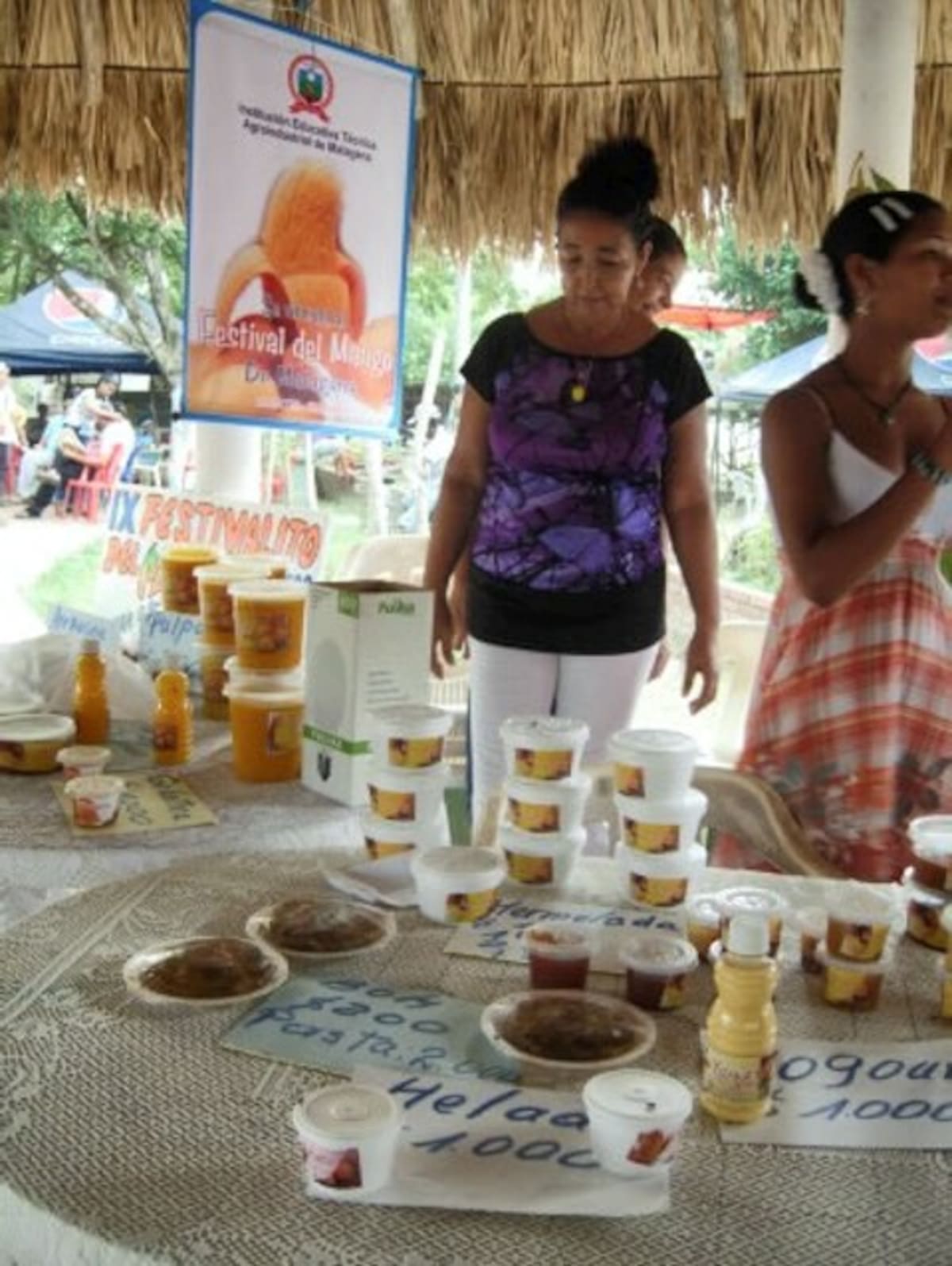Los visitantes pueden probar las delicias hechas con mango.