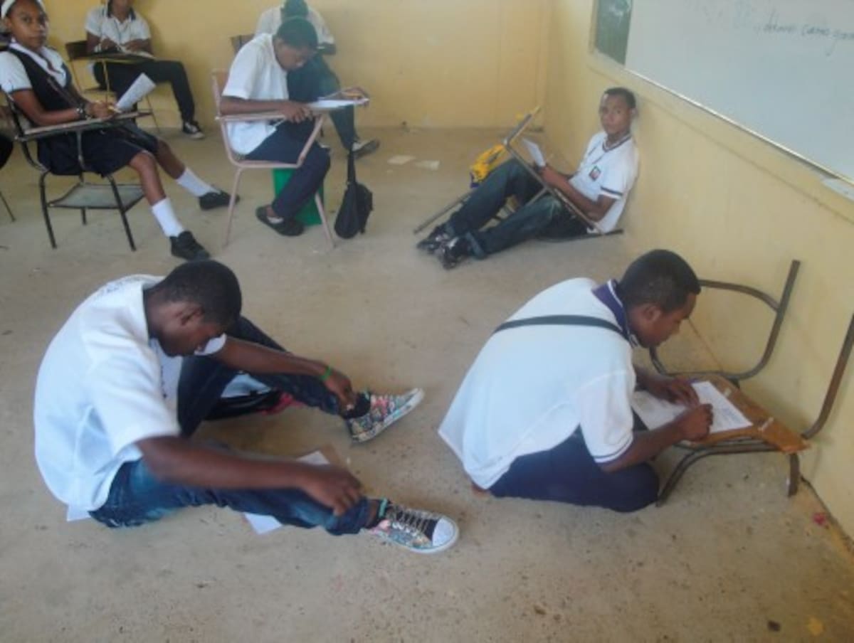 La Alcaldía prometió dotar con sillas al colegio, pero incumplió. Mientras, 437 alumnos están en el suelo. CORTESÍA
