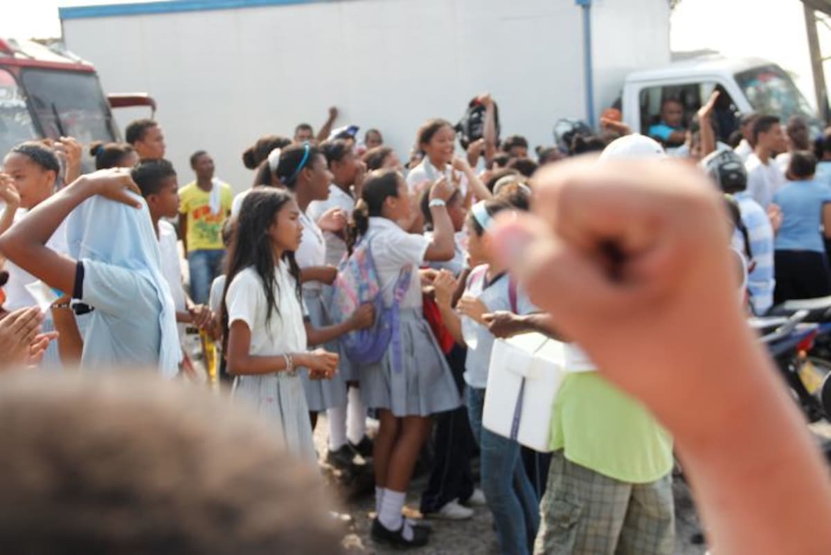 Algunos estudiantes y padres de familia han salido a protestar para que se apruebe el plan becario en la ciudad. ARCHIVO