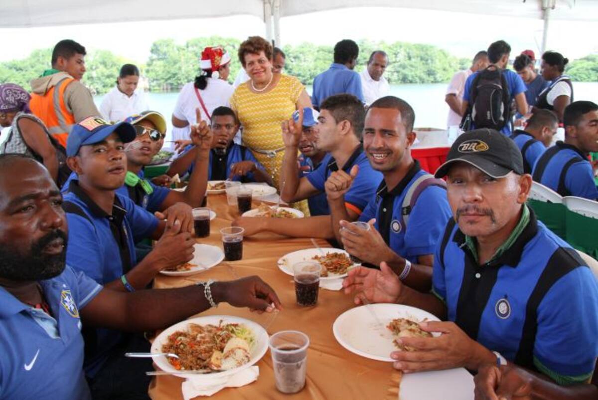 Luego de participar en actividades recreativas, sesión de belleza y atención en salud, los habitantes de calle disfrutaron de un almuerzo en Puerto Duro //Zenia Valdelamar.