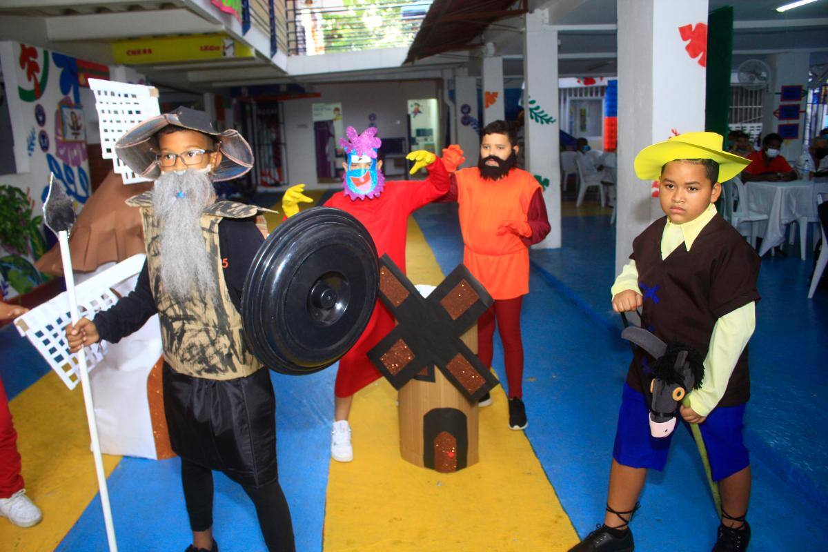 Los estudiantes presentaron una obra de teatro basada en El Quijote para conmemorar el Día del Idioma Español.//Foto: Julio Castaño - El Universal