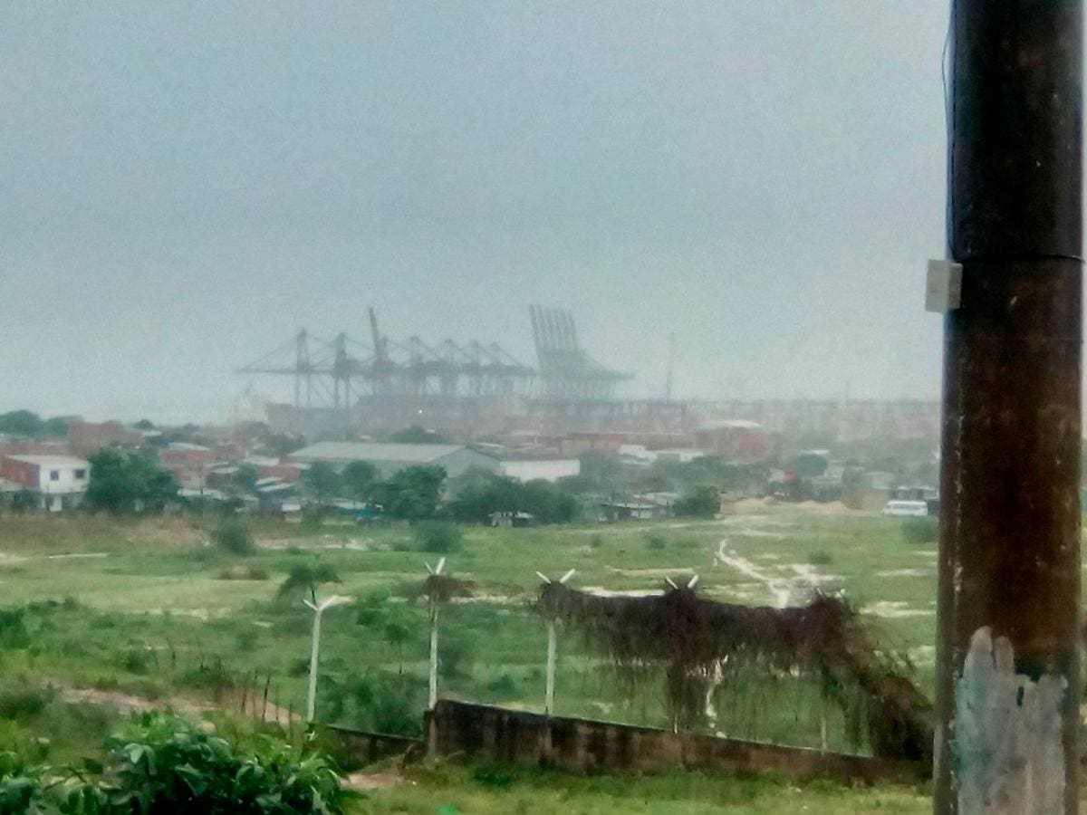 Desde su barrio uno de los lectores capta cómo la lluvia evita nubló todo a su alrededor. En el fondo se observa el Puerto de Cartagena.