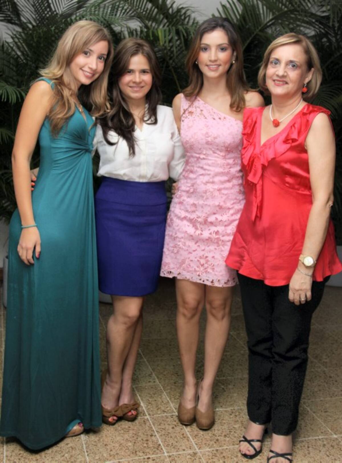Karina González, Verónica Arango; la no-via, Magdalena Lemaitre; y Carmen Espinosa de González.
