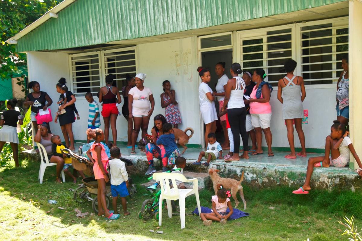 Mujeres, niños y adultos mayores esperan por atención, en la primera visita médica que se da después de siete meses.