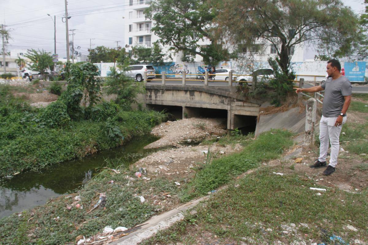 El canal pluvial, que viene desde El Campestre, está saturado de escombros y otros desechos.
