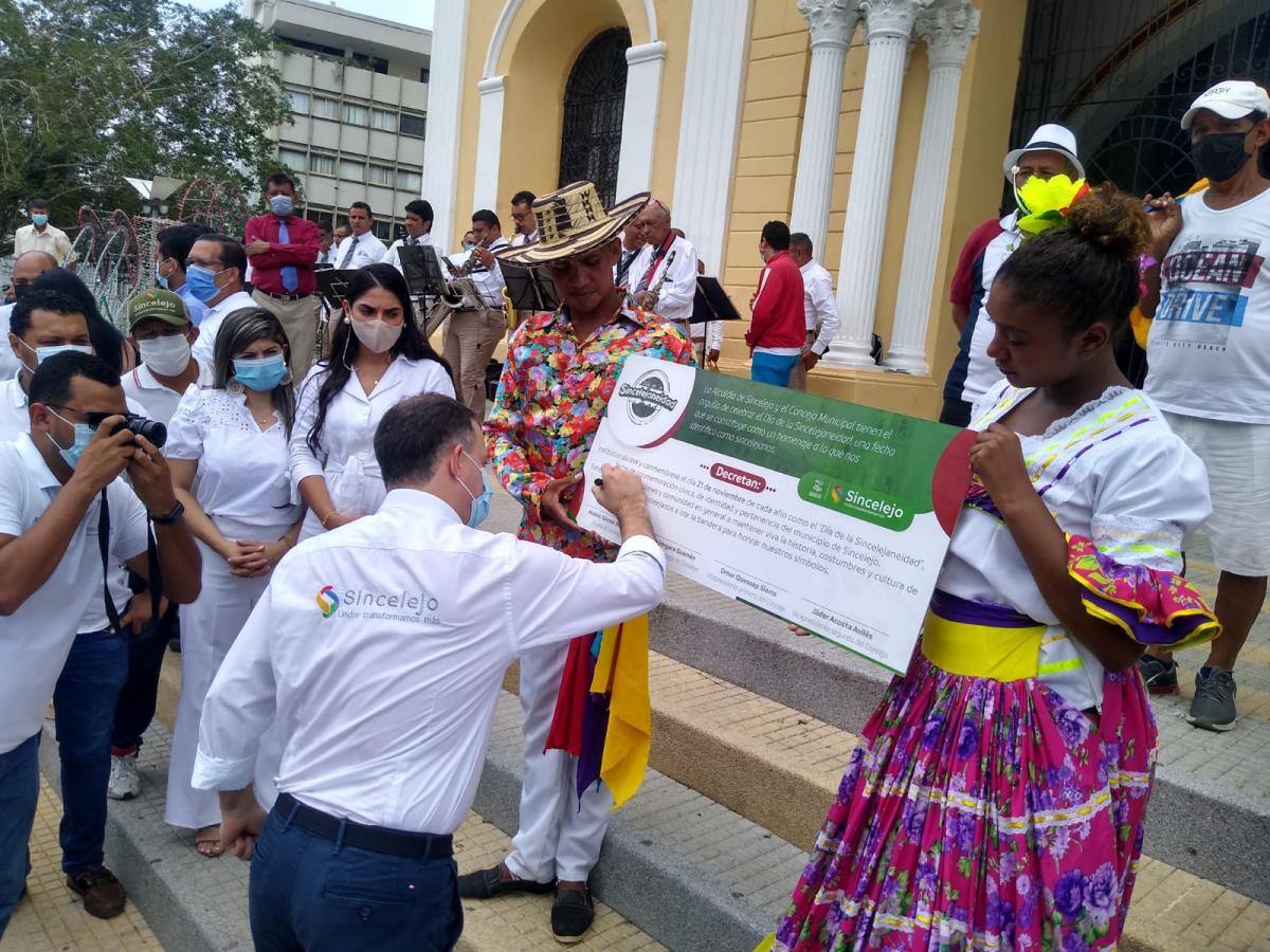 El alcalde Andrés Gómez sancionó el Decreto del "Día de la Sincelejanidad"//Manuel Santiago Pérez. El Universal.