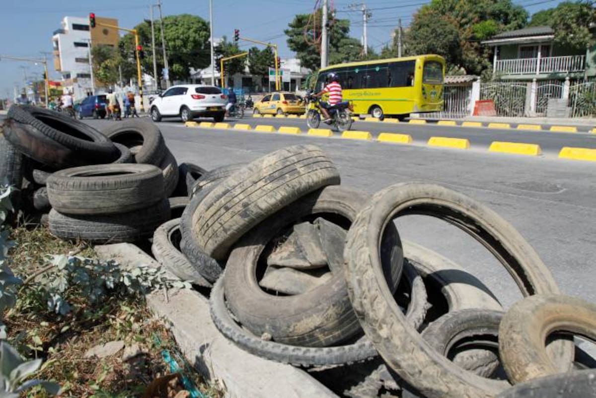 Estas imágenes de botaderos de llantas en cualquier sitio de Cartagena, son recurrentes. AROLDO MESTRE-EL UNIVERSAL