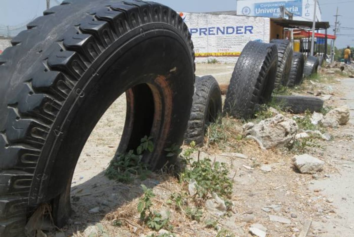 En algunas comunidades usan inapropiadamente las llantas desechadas como un objeto ornamental o para diferentes usos. JULIO CASTAÑO-EL UNIVERSAL
