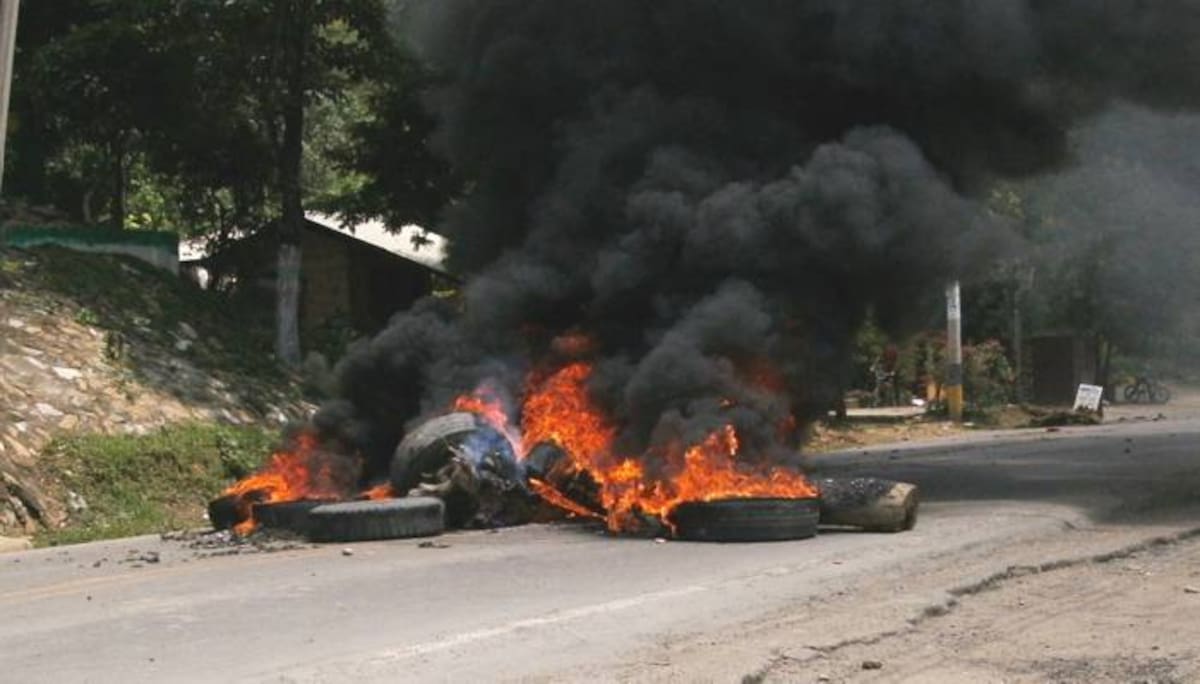 Cada vez que son incendiadas llantas como mecanismo de protesta y bloqueo de vías, se le hace un enorme daño al medio ambiente. ARCHIVO