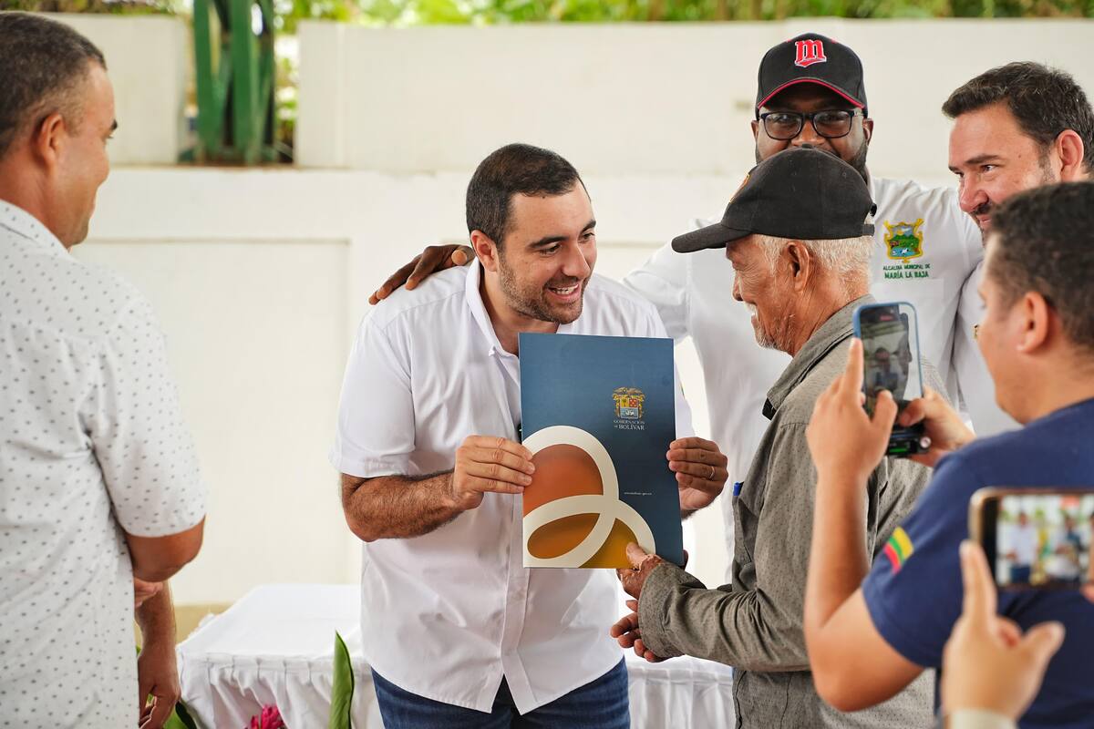 Gobernador Arana entrega 300 títulos de vivienda en María La Baja