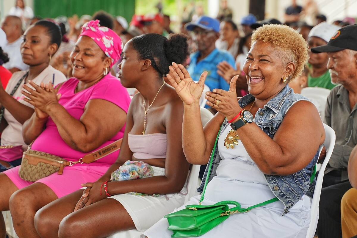 300 personas recibieron el título de propiedad de su vivienda de manos del gobernador de Bolívar.// Foto: cortesía.