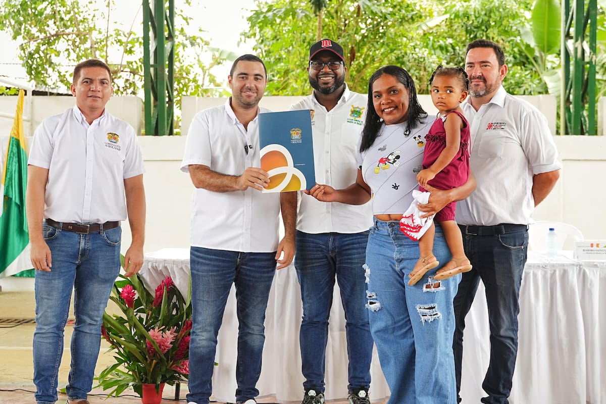 300 personas recibieron el título de propiedad de su vivienda de manos del gobernador de Bolívar.// Foto: cortesía.