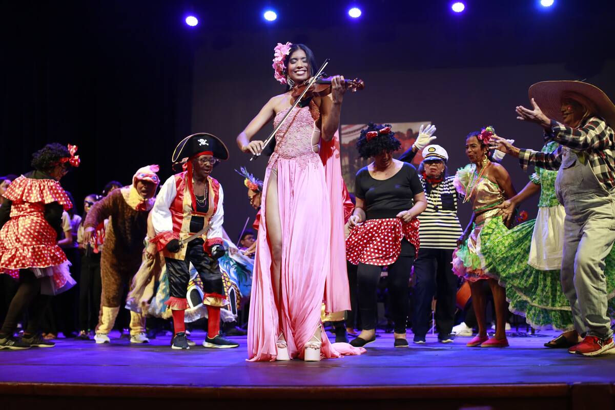 31 candidatas se presentan en el Teatro Adolfo Mejía. // Foto: Luis Herrán- El Universal.