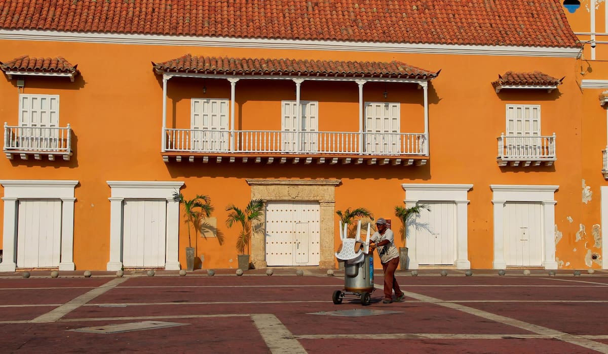 Un vendedor ambulante camina por la Plaza de la Aduana en Cartagena. EFE/ Ricardo Maldonado Rozo