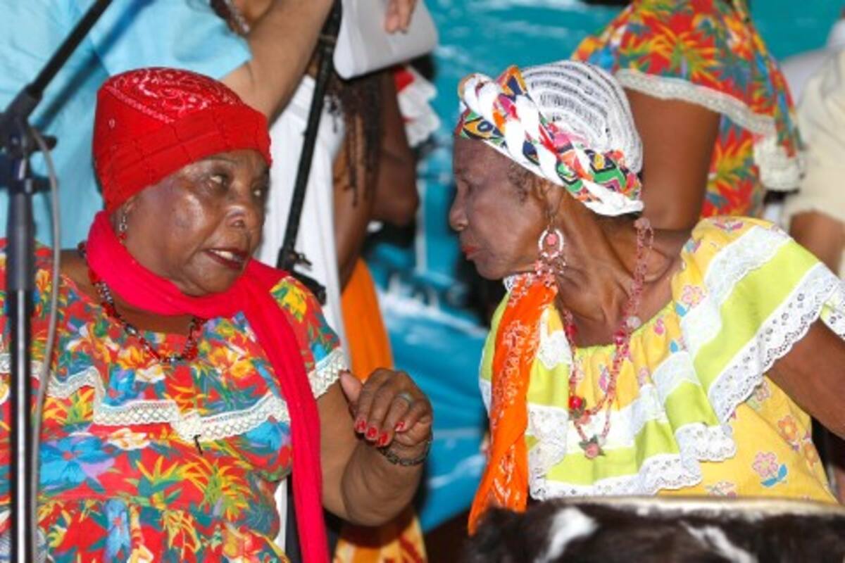 Etelvina Maldonado y Petrona Martínez.