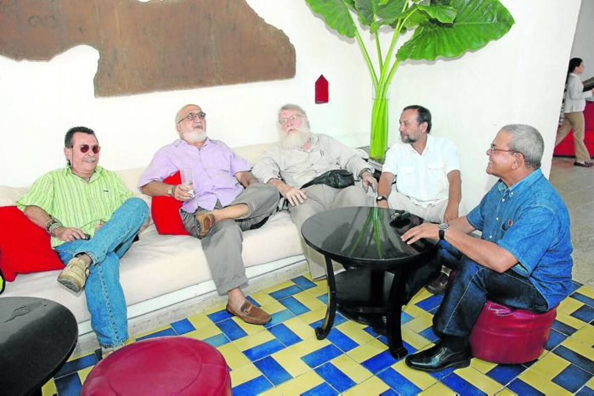 La Cofradía: Juan Gossaín, Antonio El Mono Escobar, Amaury Muñoz, Eduardo García Martínez y Carlos Mouthón. Cortesía