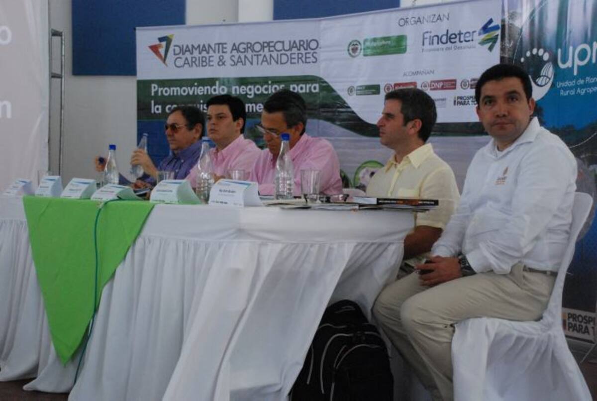 Ministro de Agricultura, Rubén Lizarralde, junto al gobernador de Córdoba, Alejandro Lyons; al alcalde de Montería, Carlos Correa, y al director de Cámara de Comercio, Félix Manzur. Nidia Serrano - El Universal