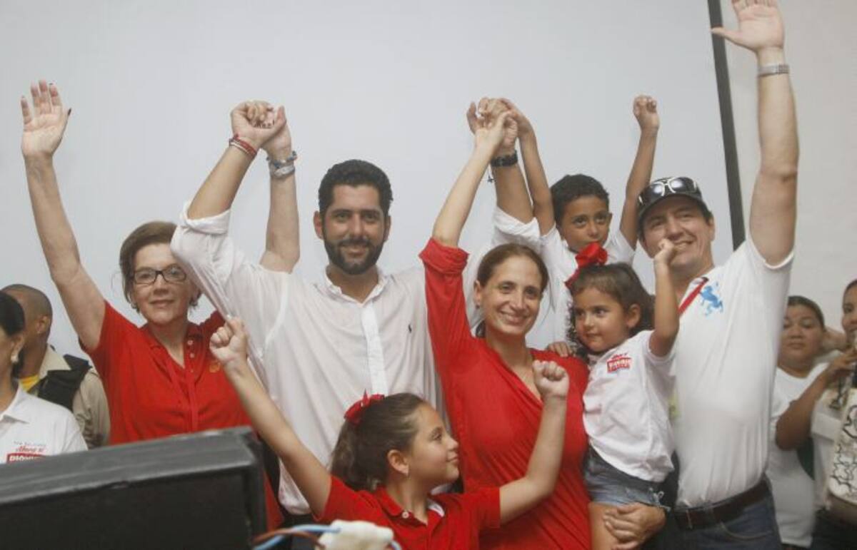El electo alcalde, celebrando con su esposa, hijos y allegados. Julio Castaño