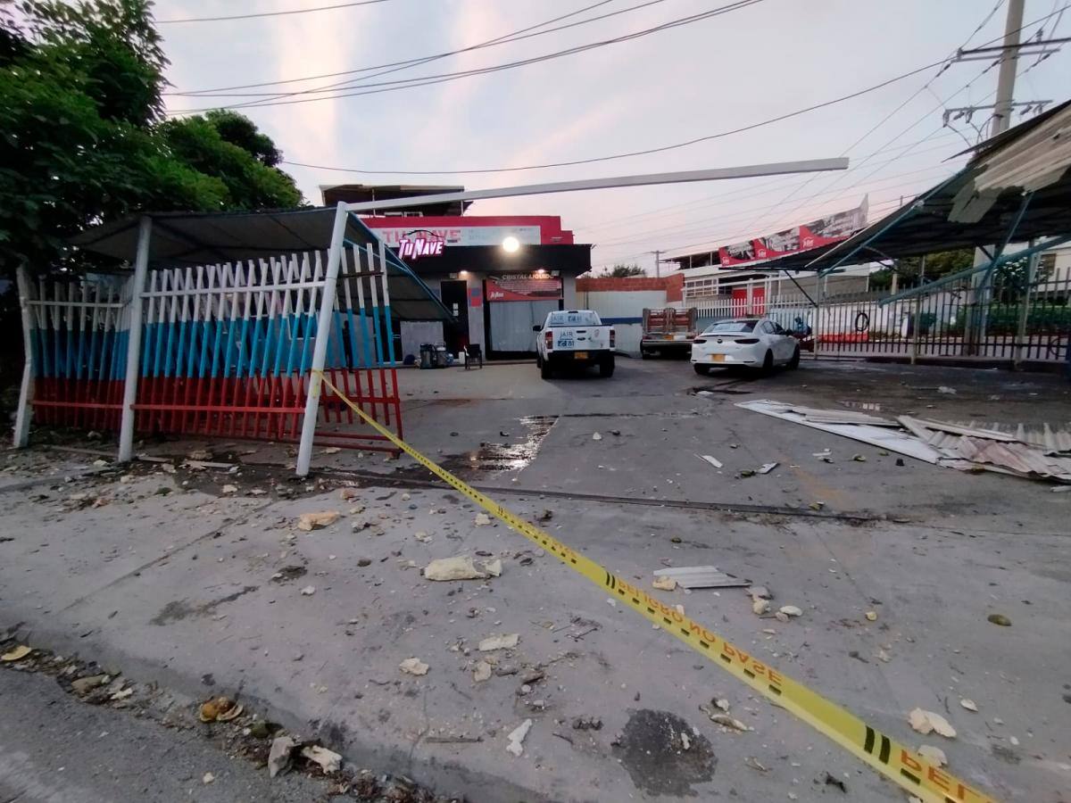 La tractomula chocó contra un lavadero de autos que está en el lugar. //Fotos: Óscar Díaz - El Universal