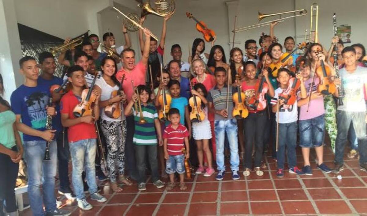 El Maestro Andrea Griminelli con los niños y jóvenes de la Orquesta Sinfónica Infantil y Juvenil del Distrito, dirigida por José Gregorio Quintero, y apoyada por la Fundación Tocando Puertas. Cortesía