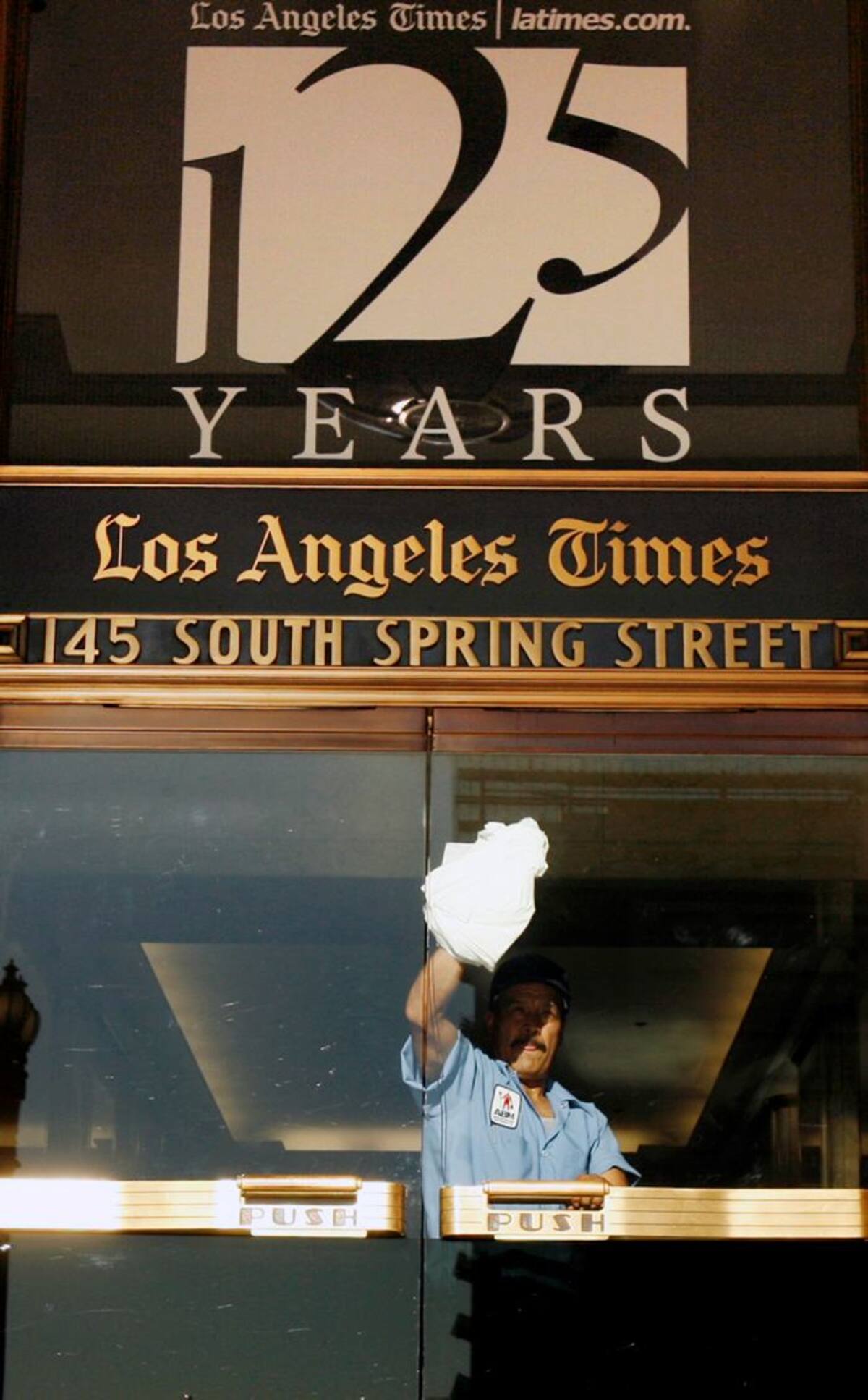 Fachada del edificio de los Angeles Times AP