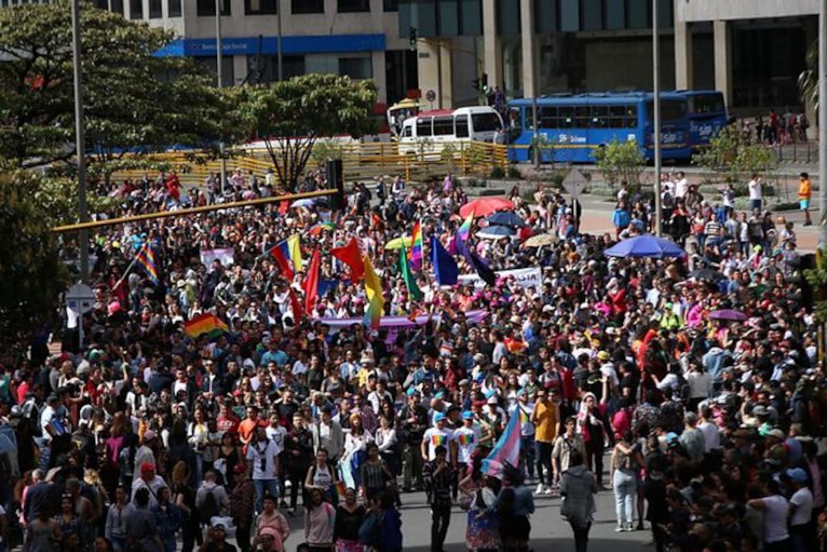 Bajo el lema "Ni Un Paso Atrás", miles de personas caminaron por las calles para exigir la protección de los derechos de todos los colombianos. Colprensa.